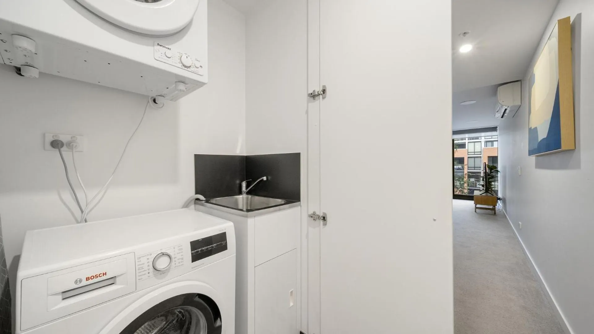 Chic Inner-City 2-Bed Abode With Pool Gym & Sauna Canberra