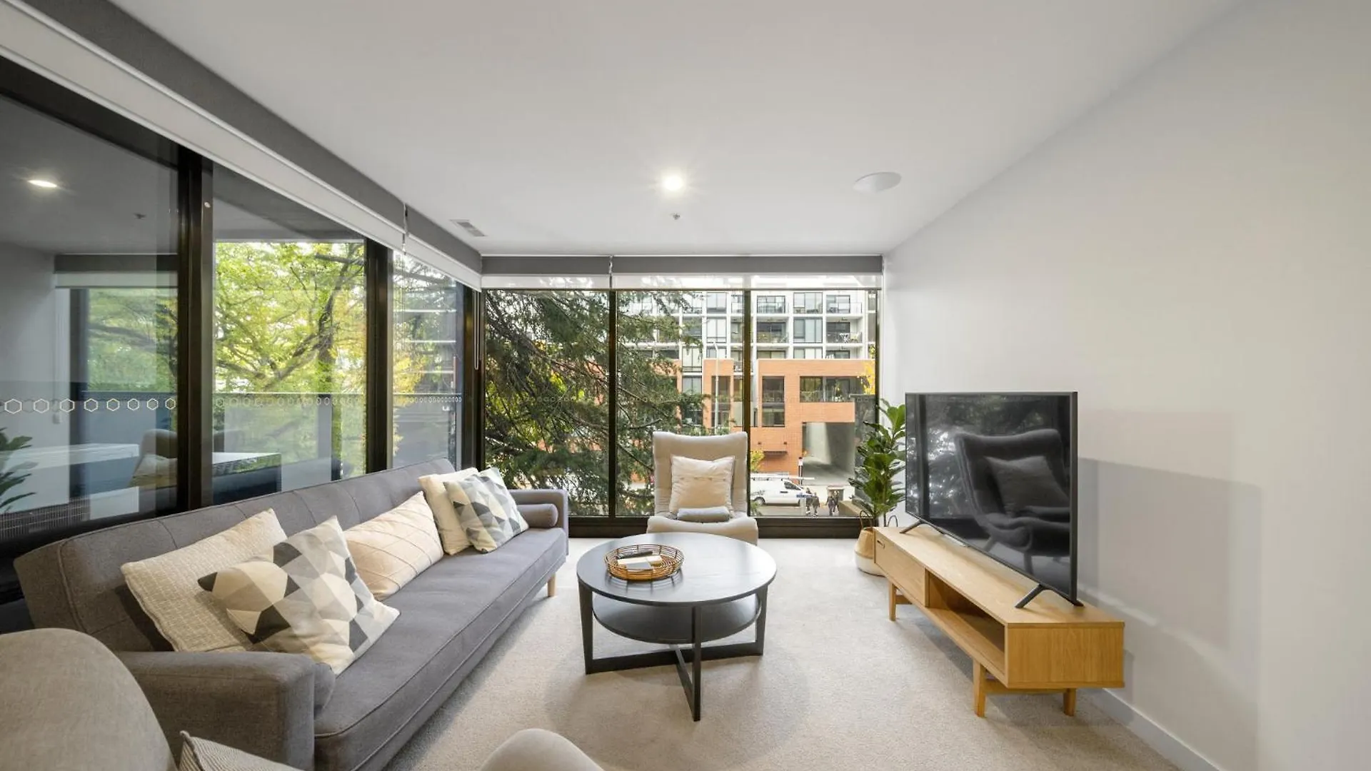 Chic Inner-City 2-Bed Abode With Pool Gym & Sauna Canberra