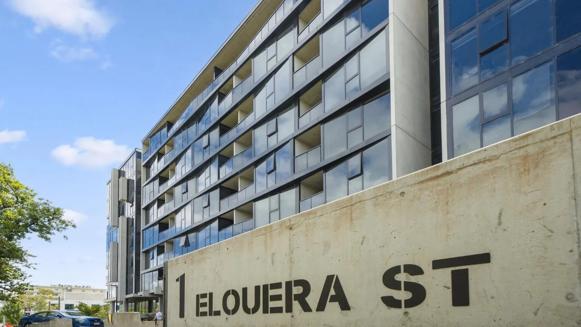 Chic Inner-City 2-Bed Abode With Pool Gym & Sauna Canberra Australië