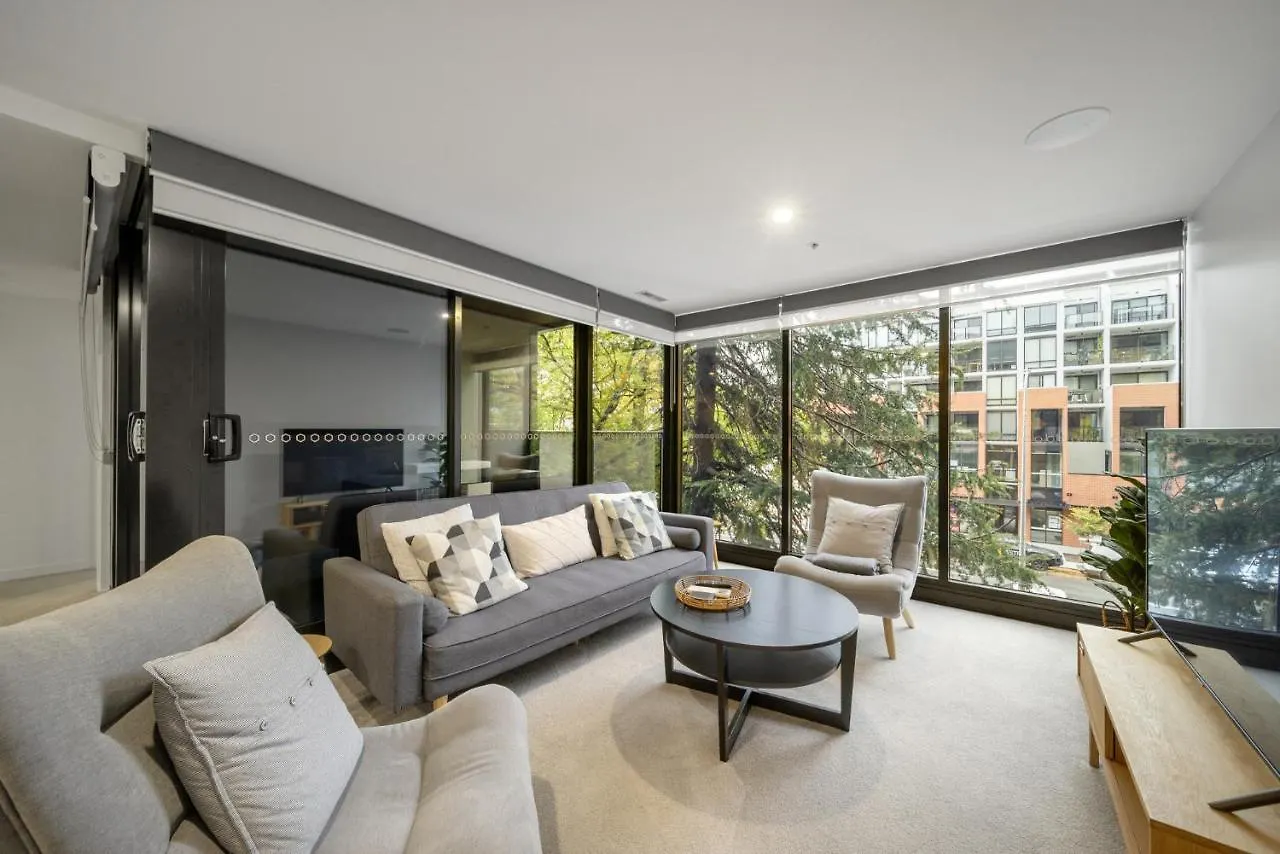 Chic Inner-City 2-Bed Abode With Pool Gym & Sauna Canberra 0*,