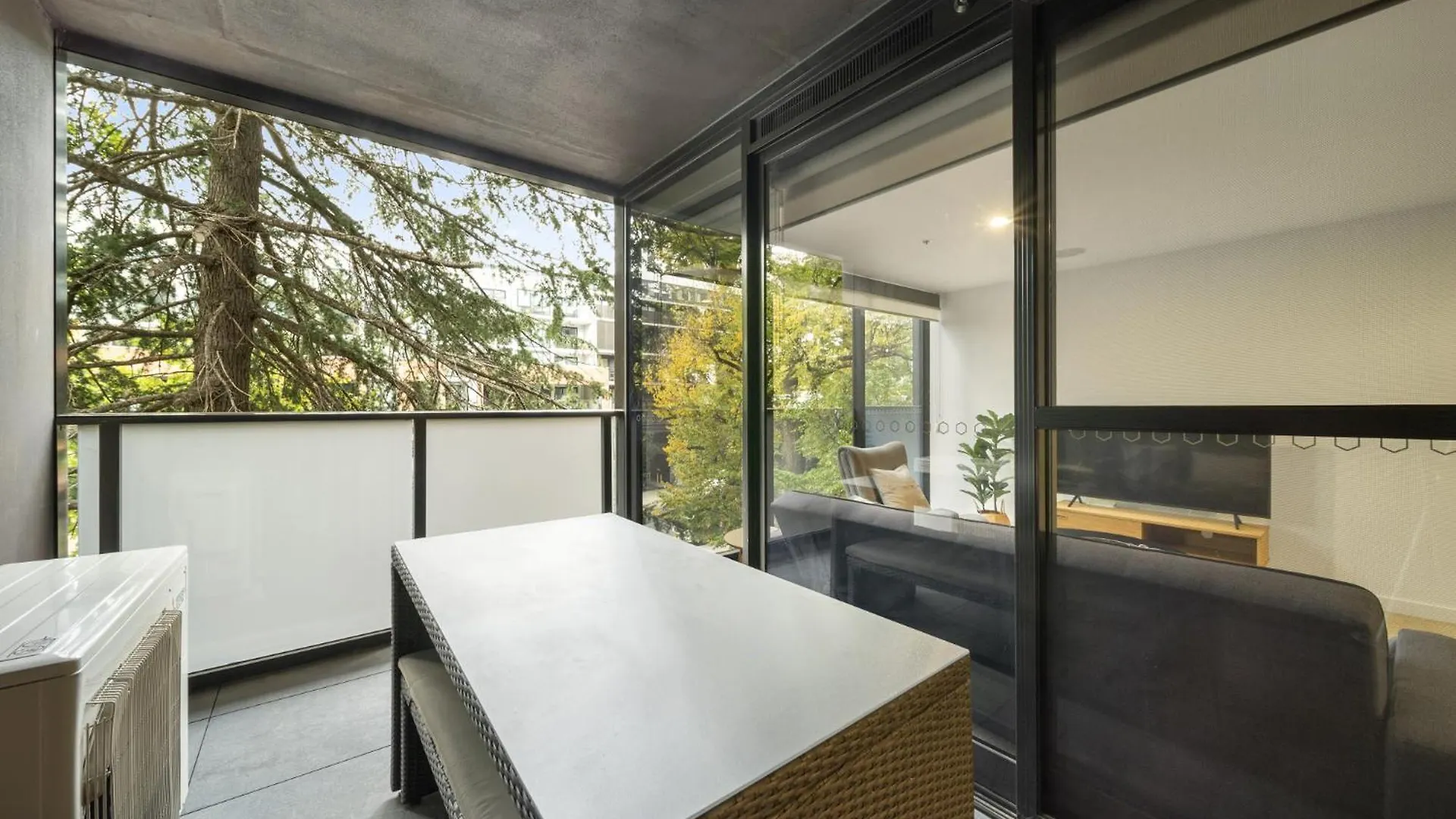 Chic Inner-City 2-Bed Abode With Pool Gym & Sauna Canberra Appartement